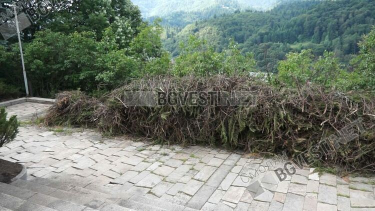 Иван Милин-смолянчанинът, който от години чисти боклуците ни доброволно... и вижда обраслите ни души