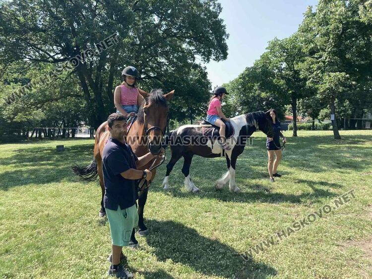 Предпразнично Еньовден в Хасково започна с конна езда за деца 