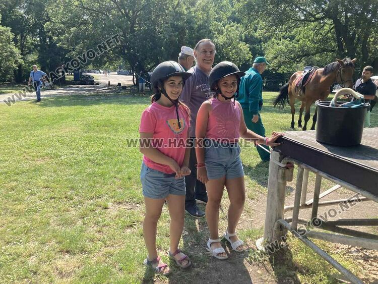 Предпразнично Еньовден в Хасково започна с конна езда за деца 