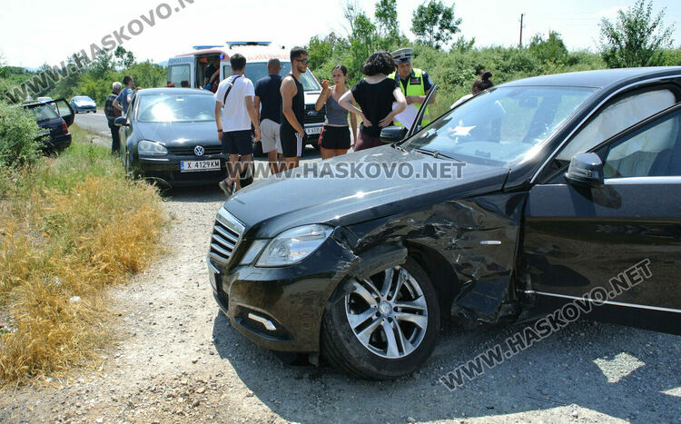 Жена пострада при удар между хасковска и румънска кола