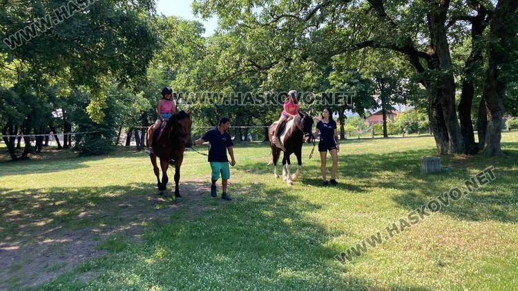 Предпразнично Еньовден в Хасково започна с конна езда за деца 