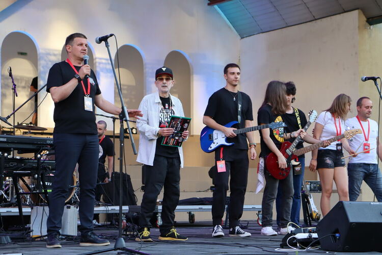 Зарадваха млади музиканти с нови инструменти на „Хасково рок“