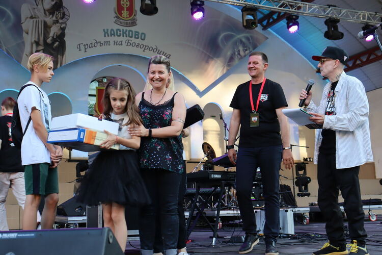 Зарадваха млади музиканти с нови инструменти на „Хасково рок“