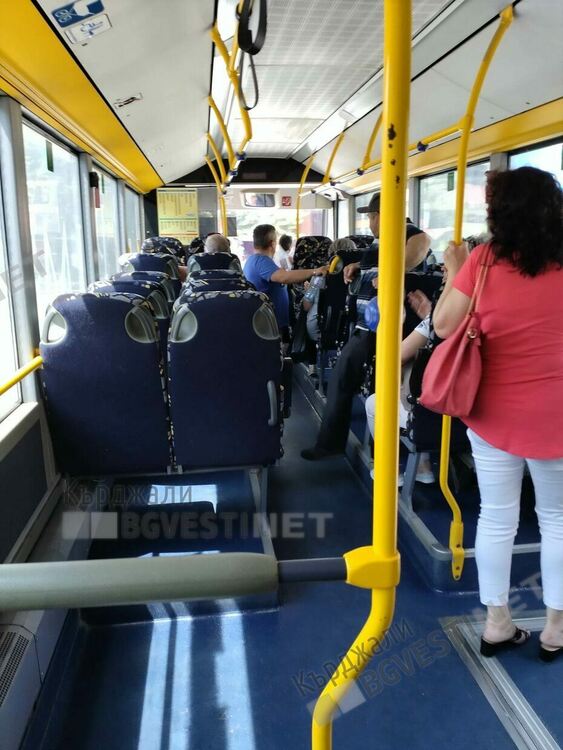 Пътници в кърджалийските градски автобуси припадат в жегата
