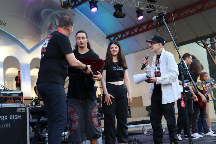 Зарадваха млади музиканти с нови инструменти на „Хасково рок“