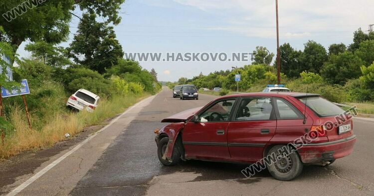 Ауди излетя в канавка при катастрофа с Опел край Хасково