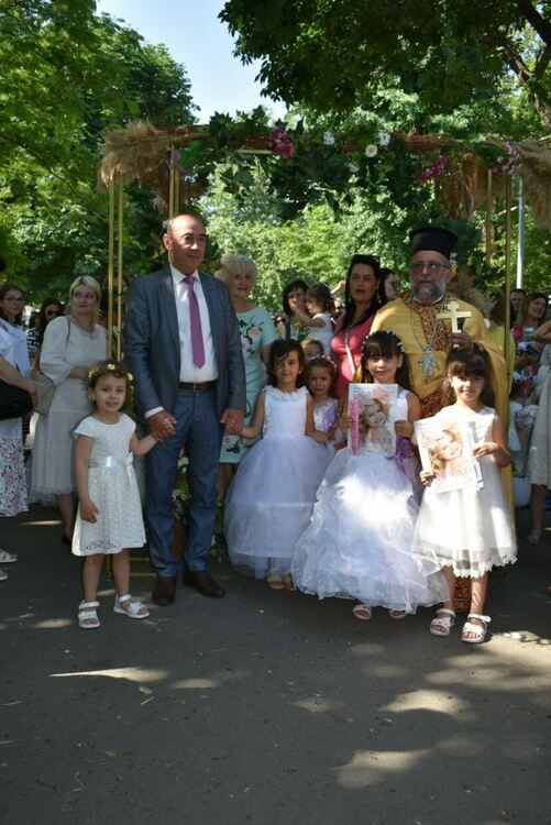 Над 300 калиници в бяло украсиха Асеновград тази година 