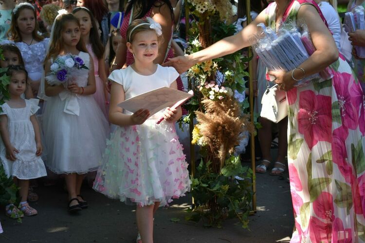 Над 300 калиници в бяло украсиха Асеновград тази година 