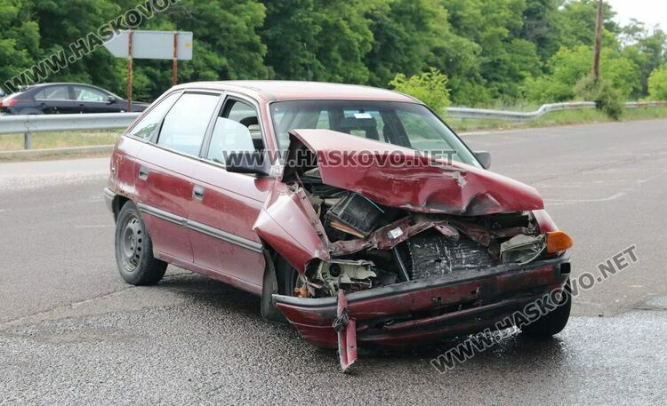 Ауди излетя в канавка при катастрофа с Опел край Хасково