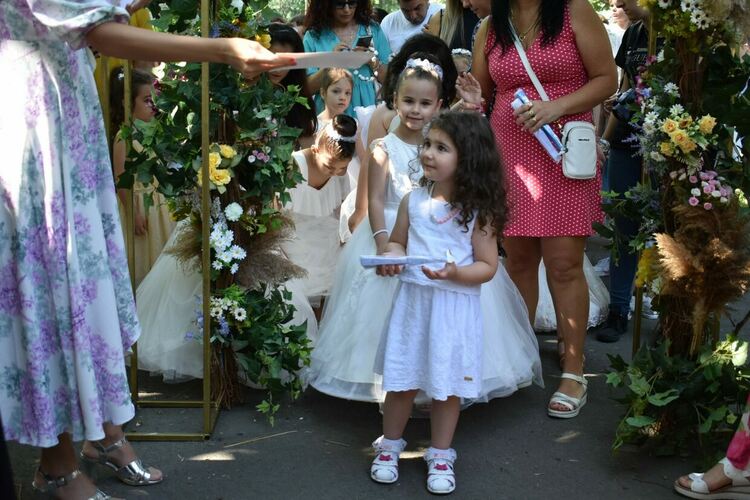 Над 300 калиници в бяло украсиха Асеновград тази година 