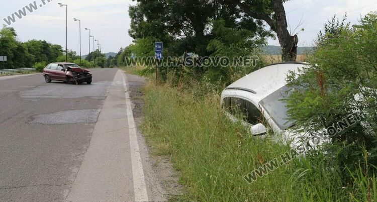 Ауди излетя в канавка при катастрофа с Опел край Хасково