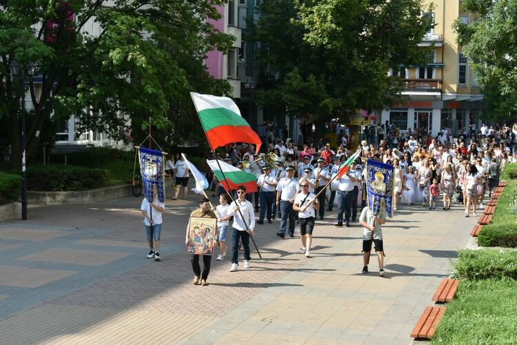 Над 300 калиници в бяло украсиха Асеновград тази година 