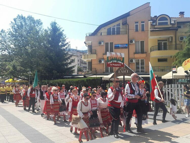 Стотици играха хоро в центъра на Девин по време на Фолклорния фестивал "Девин денс фест"