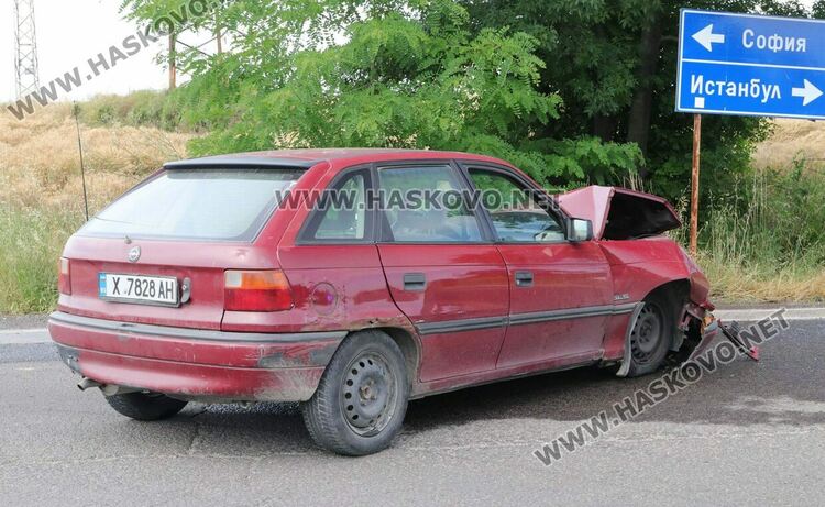 Ауди излетя в канавка при катастрофа с Опел край Хасково