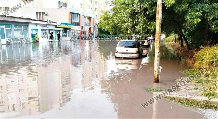 Отводняване на няколко  адреси в Хасково след проливния дъжд