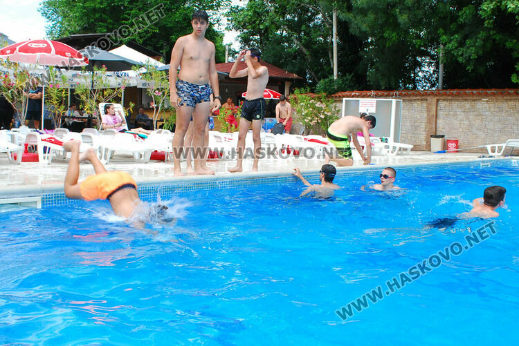 Над 45 деца се включиха в състезание по плуване в Хасково