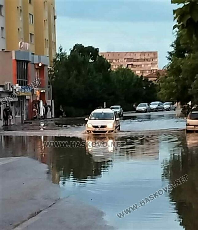 Отводняване на няколко  адреси в Хасково след проливния дъжд