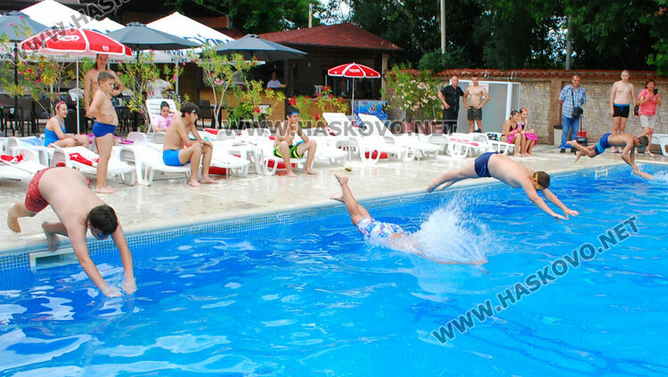 Над 45 деца се включиха в състезание по плуване в Хасково