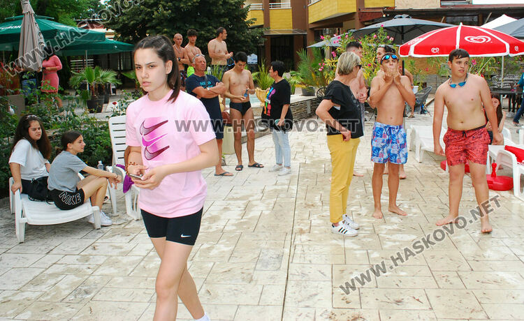 Над 45 деца се включиха в състезание по плуване в Хасково