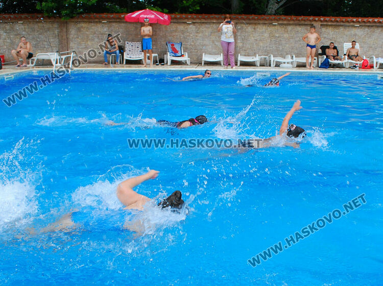 Над 45 деца се включиха в състезание по плуване в Хасково