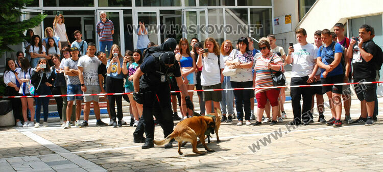 Демонстрация: Кучета откриха дрога и заловиха наркотрафикант в Хасково