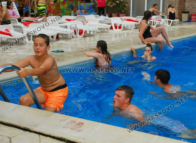 Над 45 деца се включиха в състезание по плуване в Хасково