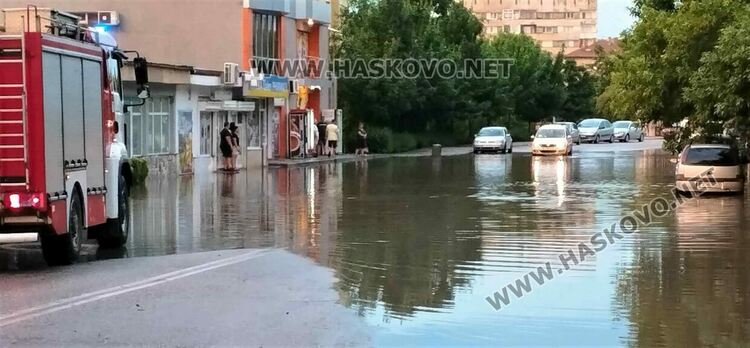 Отводняване на няколко  адреси в Хасково след проливния дъжд