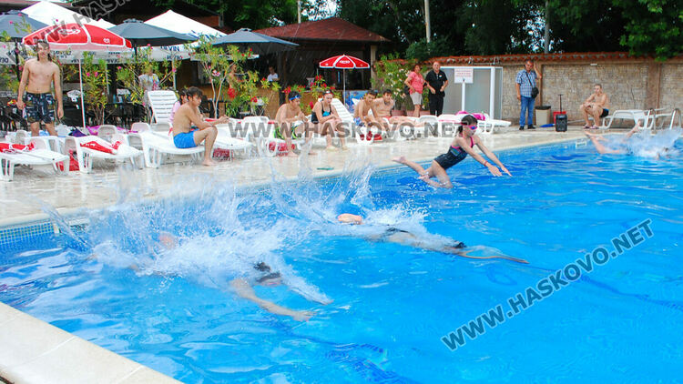 Над 45 деца се включиха в състезание по плуване в Хасково