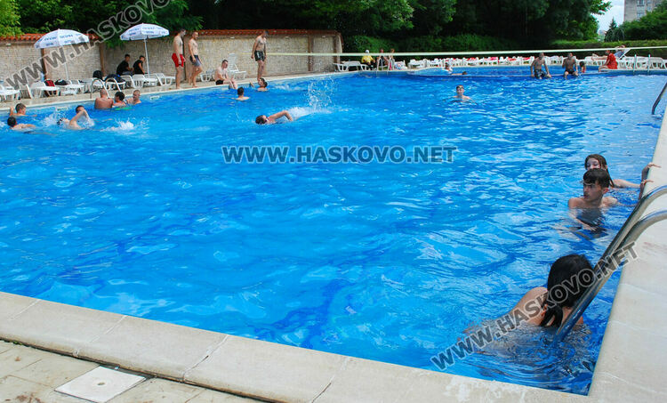 Над 45 деца се включиха в състезание по плуване в Хасково