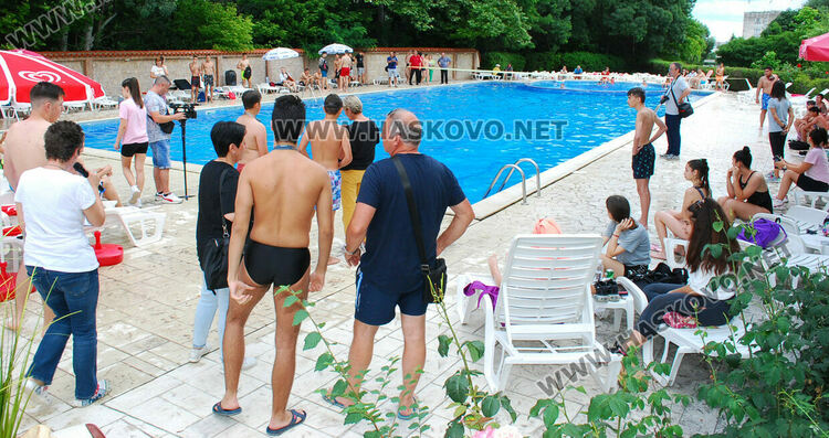 Над 45 деца се включиха в състезание по плуване в Хасково