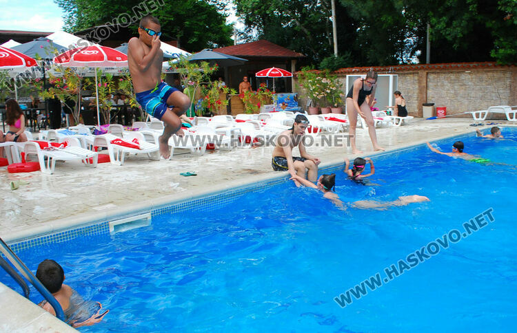 Над 45 деца се включиха в състезание по плуване в Хасково