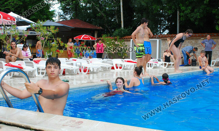 Над 45 деца се включиха в състезание по плуване в Хасково