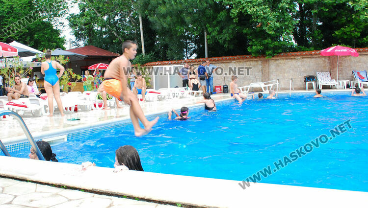 Над 45 деца се включиха в състезание по плуване в Хасково