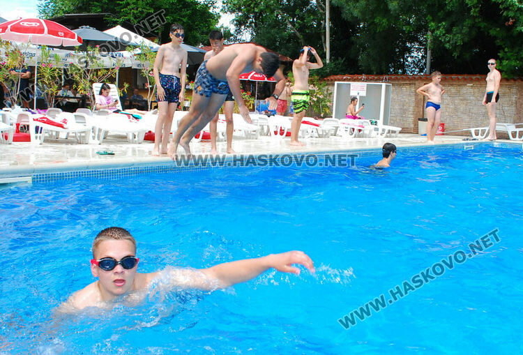 Над 45 деца се включиха в състезание по плуване в Хасково
