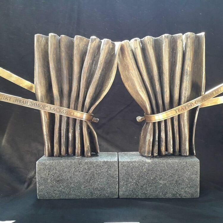 Светослав Добрев и Ярослава Павлова с наградата за Поддържаща роля от театралния фестивал в Хасково