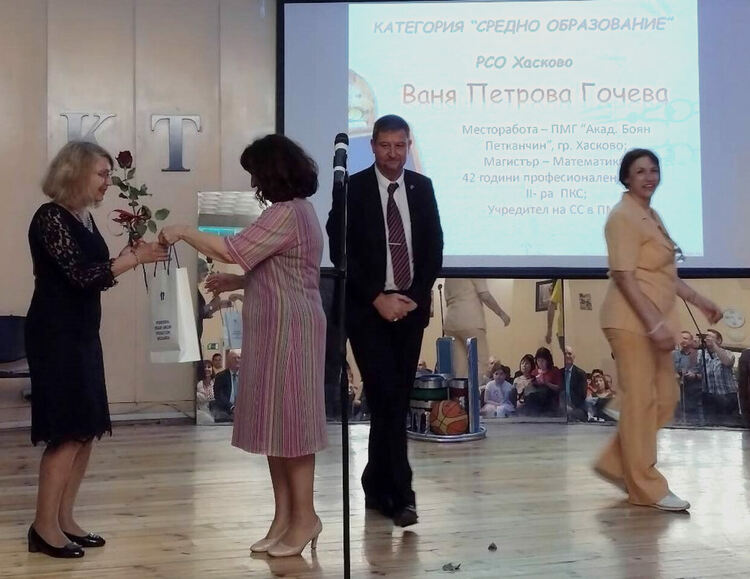 Ваня Гочева от ПМГ – Хасково с награда от Синдикат „Образование“