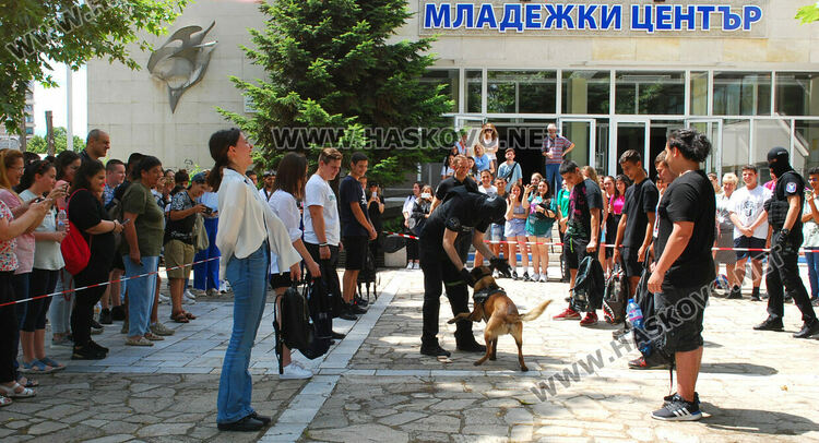 Демонстрация: Кучета откриха дрога и заловиха наркотрафикант в Хасково