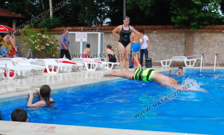Над 45 деца се включиха в състезание по плуване в Хасково