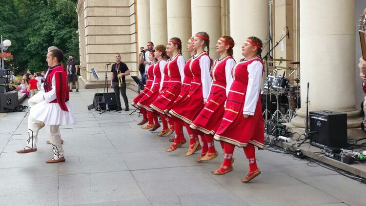 Стотици перничани аплодираха спектакъла „България“ на група „Band 100“