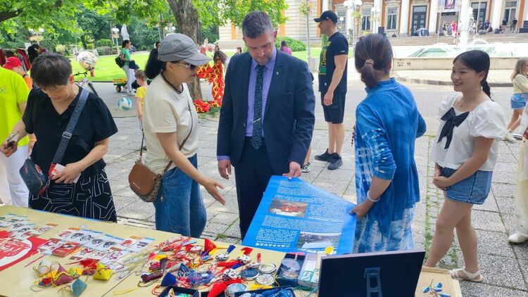 Стотици перничани аплодираха спектакъла „България“ на група „Band 100“