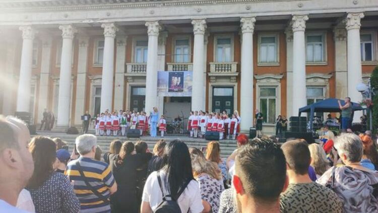 Стотици перничани аплодираха спектакъла „България“ на група „Band 100“