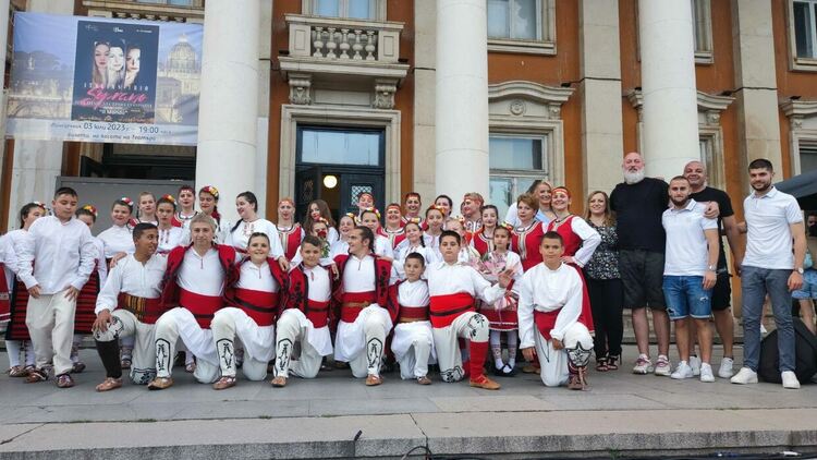 Стотици перничани аплодираха спектакъла „България“ на група „Band 100“