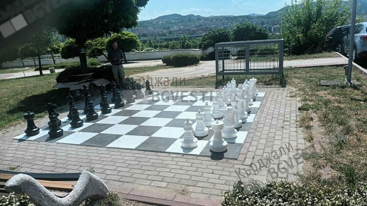 Ротари клуб Кърджали възстанови шахматната площадка до Пентагона