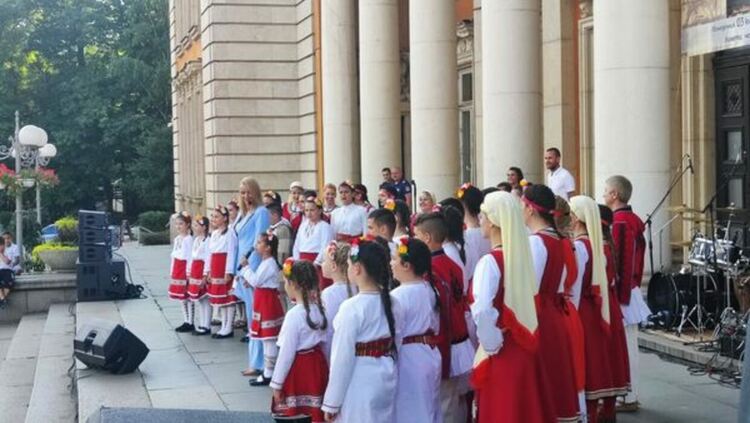 Стотици перничани аплодираха спектакъла „България“ на група „Band 100“