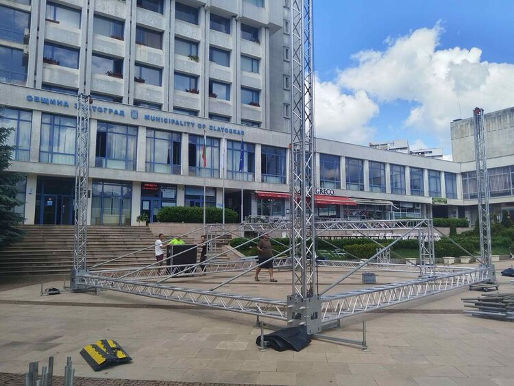 В центъра на Златоград вече се подготвя сцената за празника