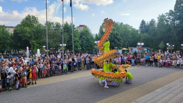 Стотици перничани аплодираха спектакъла „България“ на група „Band 100“