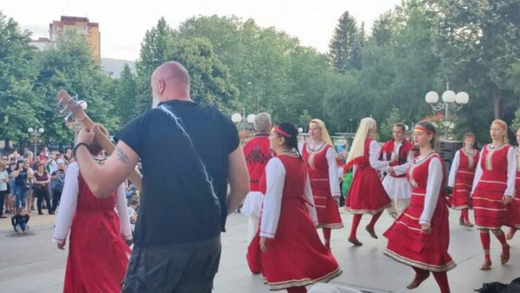 Стотици перничани аплодираха спектакъла „България“ на група „Band 100“