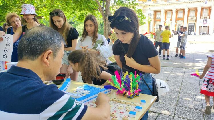 Стотици перничани аплодираха спектакъла „България“ на група „Band 100“