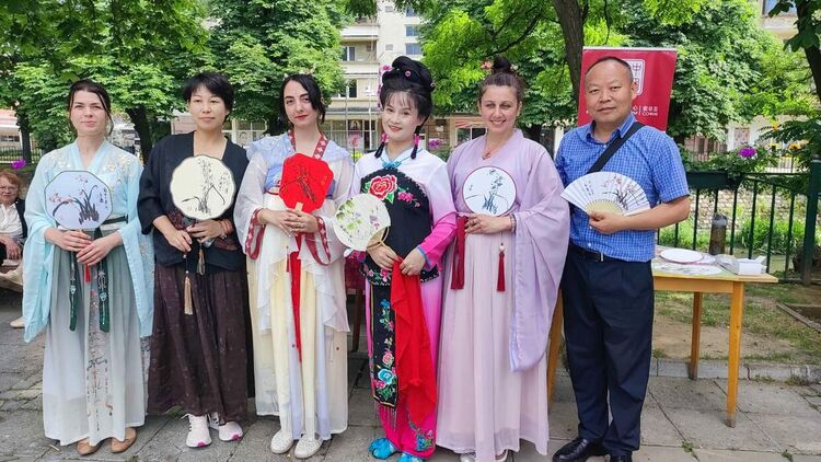 Стотици перничани аплодираха спектакъла „България“ на група „Band 100“