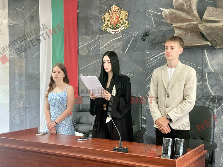 Десетокласници съдиха съученичка за притежание на наркотици в симулативен процес